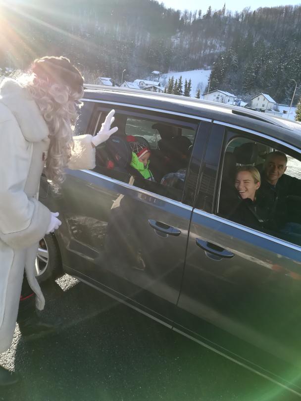 Razdelitev daril - DRIVE IN