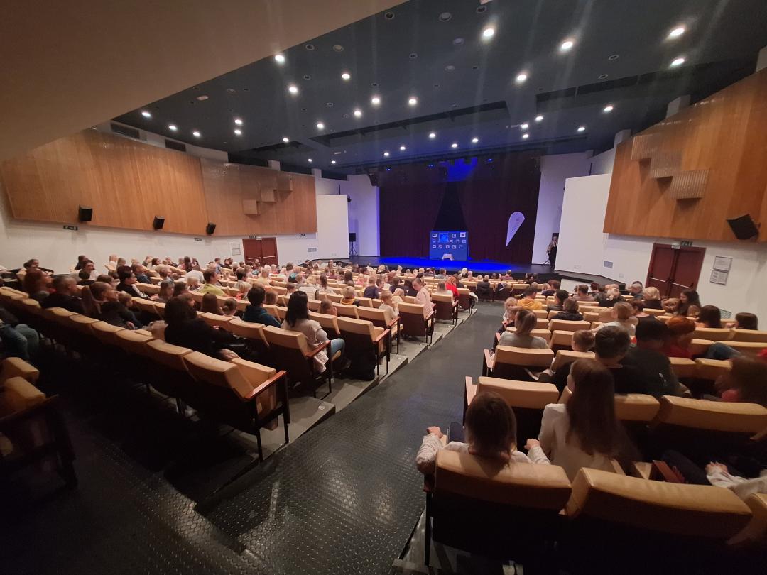 Maček Muri išče kroniko